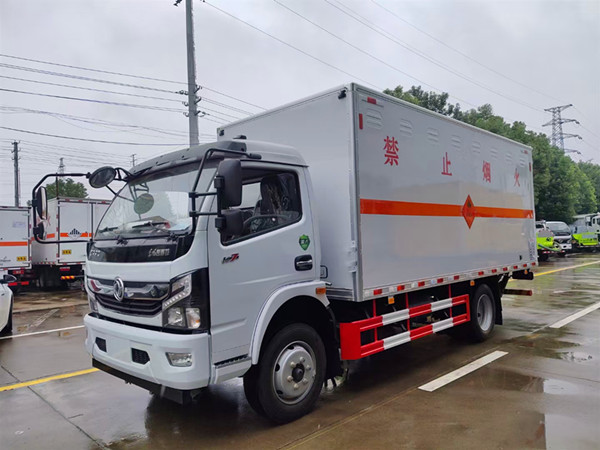 东风多利卡国六5.2米杂项危险物品厢式运输车
